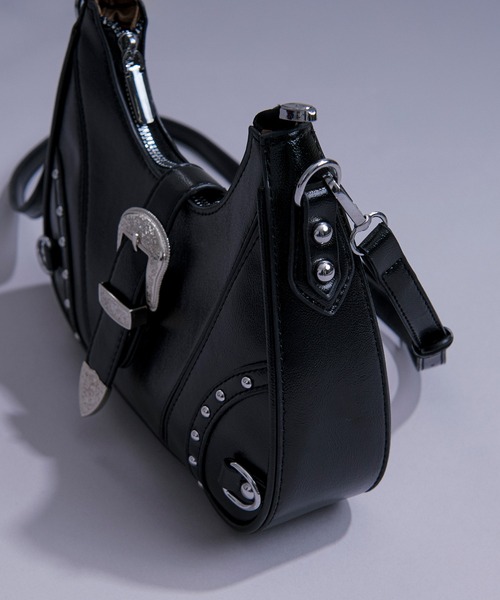 Ellno Loset（エルノロゼット）の「バックルベルトハーフムーンショルダーバッグ（ショルダーバッグ・メンズ・ブラック・FREE）」の6枚目の写真