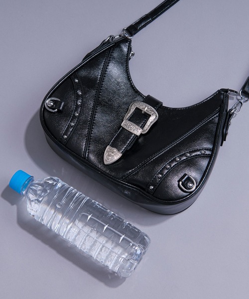 Ellno Loset（エルノロゼット）の「バックルベルトハーフムーンショルダーバッグ（ショルダーバッグ・メンズ・ブラック・FREE）」の8枚目の写真