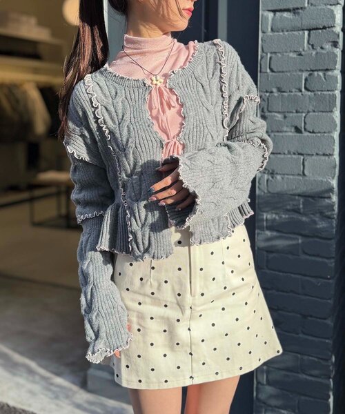 w closet（ダブルクローゼット）の「配色メロウケーブルリボンカーディガン（カーディガン/ボレロ・レディース・アイボリー/サックスブルー/グレー/グリーン/ネイビー/ブラウン・FREE）」の3枚目の写真