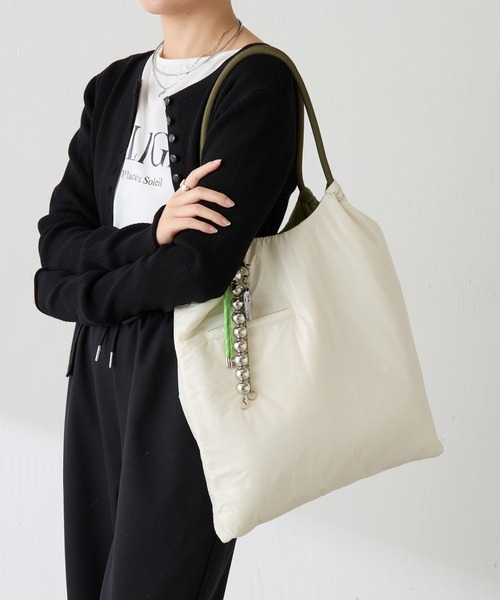 PAPILLONNER（パピヨネ）の「軽量/リバーシブルパフィートート（ショルダーバッグ・レディース・カーキ/チャコールグレー・FREE）」の7枚目の写真