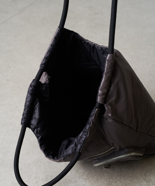 PAPILLONNER（パピヨネ）の「軽量/リバーシブルパフィートート（ショルダーバッグ・レディース・カーキ/チャコールグレー・FREE）」の16枚目の写真