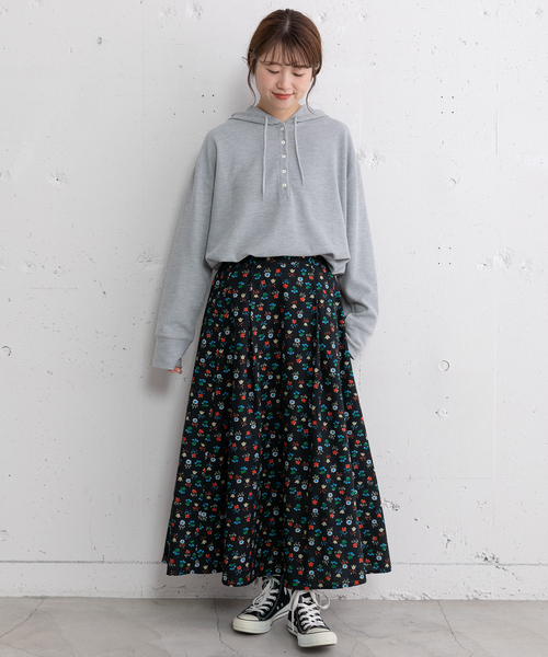 POU DOU DOU（プードゥドゥ）の「フラワープリントフレアスカート（スカート・レディース・ネイビー/ブラック・M）」の3枚目の写真