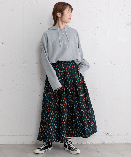POU DOU DOU（プードゥドゥ）の「フラワープリントフレアスカート（スカート・レディース・ネイビー/ブラック・M）」の4枚目の写真
