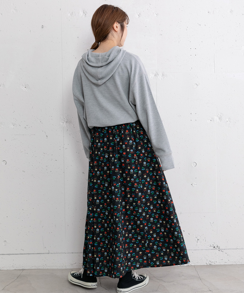 POU DOU DOU（プードゥドゥ）の「フラワープリントフレアスカート（スカート・レディース・ネイビー/ブラック・M）」の6枚目の写真
