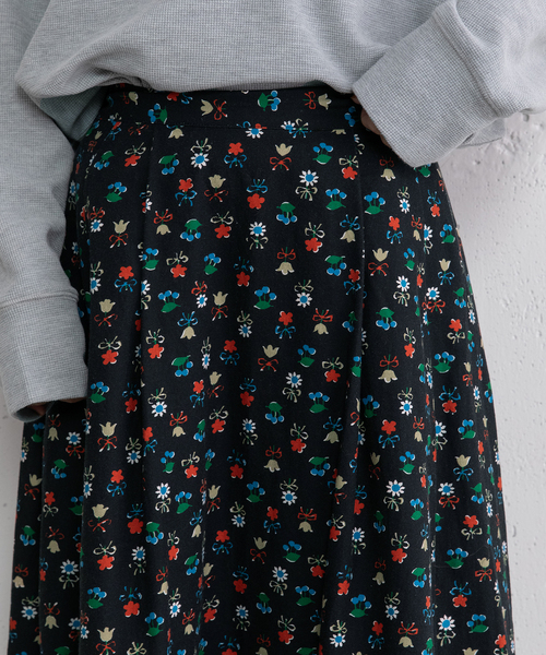 POU DOU DOU（プードゥドゥ）の「フラワープリントフレアスカート（スカート・レディース・ネイビー/ブラック・M）」の11枚目の写真
