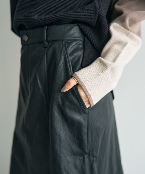 Editt by YECCA VECCA(エディットバイイェッカヴェッカ)の「レザーライクマーメイドスカート(スカート・レディース・アイボリー/ブラック・FREE)」の3枚目の写真