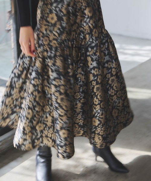 &. NOSTALGIA(アンドドットノスタルジア)の「フラワージャガードスカート(スカート・レディース・ゴールド/ブルー・M)」の2枚目の写真