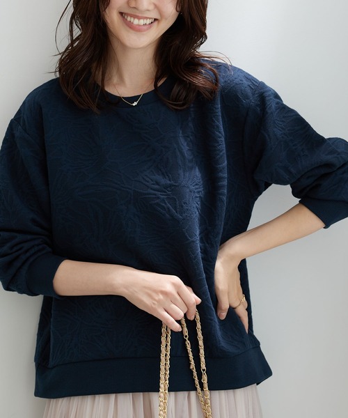 BELLUNA PLUS(ベルーナ)の「花柄ふくれジャカード素材プルオーバー(Tシャツ/カットソー・レディース・チャコール/ネイビー/杢グレー/アイボリー/ミント・LARGE/X-LARGE/MEDIUM)」の1枚目の写真