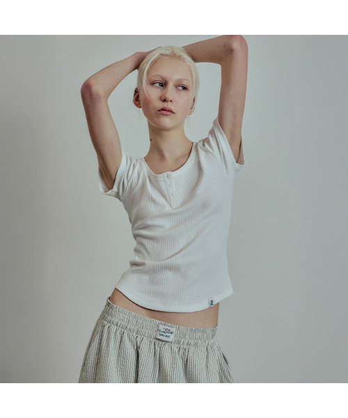 LMOOD(エルムード)の「(W) ディープラウンドボタンリブTシャツバックアイボリー(Tシャツ/カットソー・レディース・その他・38/36)」の1枚目の写真