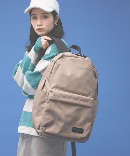 Kappa（カッパ）の「≪Kappa×and ST ウェルネスクラブ≫ワンポイントラバーロゴ バックパック（バックパック/リュック・レディース・ベージュ/レッド/ブラック/ブルー・FREE）」の2枚目の写真