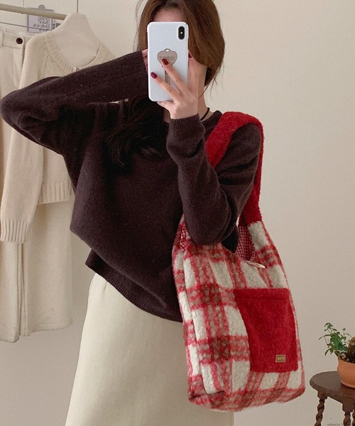 TONE SELECT GOODS（トーンセレクトグッズ）の「Liaa/ボーダー チェック もこもこトートバッグ A18731（トートバッグ・レディース・レッド/ブラウン・FREE）」の2枚目の写真