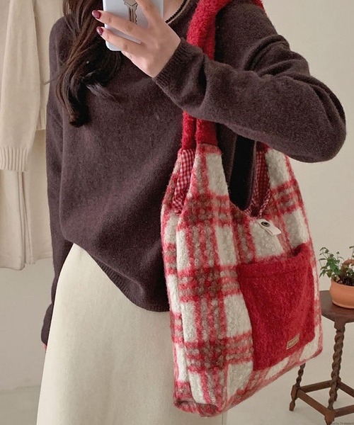 TONE SELECT GOODS（トーンセレクトグッズ）の「Liaa/ボーダー チェック もこもこトートバッグ A18731（トートバッグ・レディース・レッド/ブラウン・FREE）」の3枚目の写真