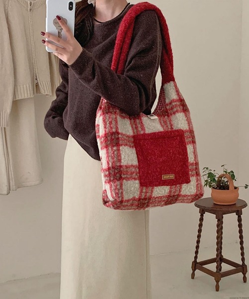 TONE SELECT GOODS（トーンセレクトグッズ）の「Liaa/ボーダー チェック もこもこトートバッグ A18731（トートバッグ・レディース・レッド/ブラウン・FREE）」の4枚目の写真