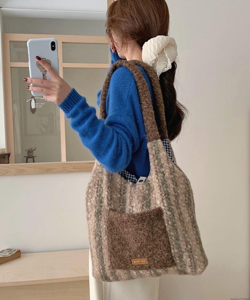 TONE SELECT GOODS（トーンセレクトグッズ）の「Liaa/ボーダー チェック もこもこトートバッグ A18731（トートバッグ・レディース・レッド/ブラウン・FREE）」の5枚目の写真