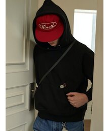 KINETO（キネト）の「ラグランエンブレムブローチフード_ブラック（パーカー）」