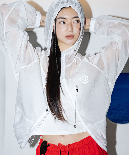 OROGEE(オロジー)の「CRINKLE ZIP UP HOODIE_WHITE(ナイロンジャケット・レディース・ホワイト・FREE)」の1枚目の写真