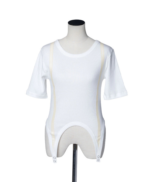 muller of yoshiokubo（ミュラーオブヨシオクボ）の「muller of yoshiokubo ミュラーオブヨシオクボ / RIB SUSPEND HALF SLEEVE リブサスペンドハーフスリーブトップス / MLS26106A（Tシャツ/カットソー・レディース・ブラック/ホワイト・38/36）」の2枚目の写真