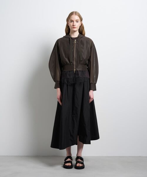 LANVIN en Bleu(ランバンオンブルー)の「サテンラッセルフーディー(シャツ/ブラウス・レディース・オフホワイト/ブラック/ブラウン・38)」の4枚目の写真
