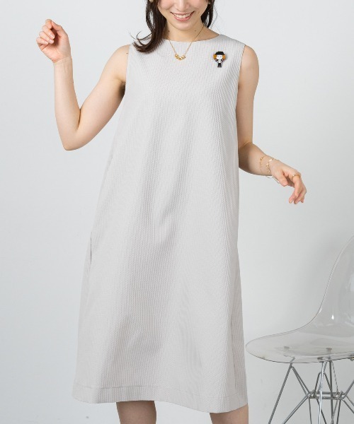 STUDIO PICONE（スタジオピッコーネ）の「ブローチ付きUV速乾ノースリワンピース（ワンピース・レディース・ブラック/ライトグリーン/ベージュ/オレンジ・M/L/LL）」の3枚目の写真