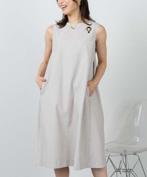STUDIO PICONE（スタジオピッコーネ）の「ブローチ付きUV速乾ノースリワンピース（ワンピース・レディース・ブラック/ライトグリーン/ベージュ/オレンジ・M/L/LL）」の14枚目の写真