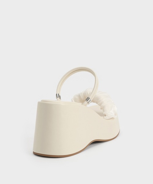 CHARLES & KEITH(チャールズ & キース)の「ルーシュドストラップ プラットフォームウェッジ(サンダル・レディース・ブラック系その他2/ホワイト・25.5cm/25cm/24.5cm/23.5cm/23cm/22.5cm)」の4枚目の写真