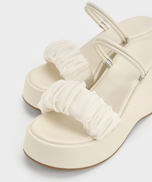 CHARLES & KEITH(チャールズ & キース)の「ルーシュドストラップ プラットフォームウェッジ(サンダル・レディース・ブラック系その他2/ホワイト・25.5cm/25cm/24.5cm/23.5cm/23cm/22.5cm)」の5枚目の写真