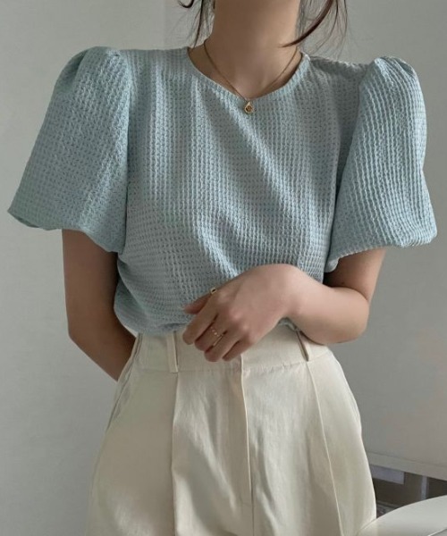AMAJI(アマジ)の「ラウンドネック パフスリーブ ワッフルテクスチャ 半袖 トップス(Tシャツ/カットソー・レディース・ライトピンク/ライトブルー/ベージュ・FREE)」の2枚目の写真