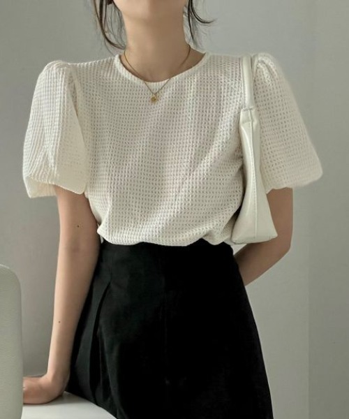 AMAJI(アマジ)の「ラウンドネック パフスリーブ ワッフルテクスチャ 半袖 トップス(Tシャツ/カットソー・レディース・ライトピンク/ライトブルー/ベージュ・FREE)」の5枚目の写真