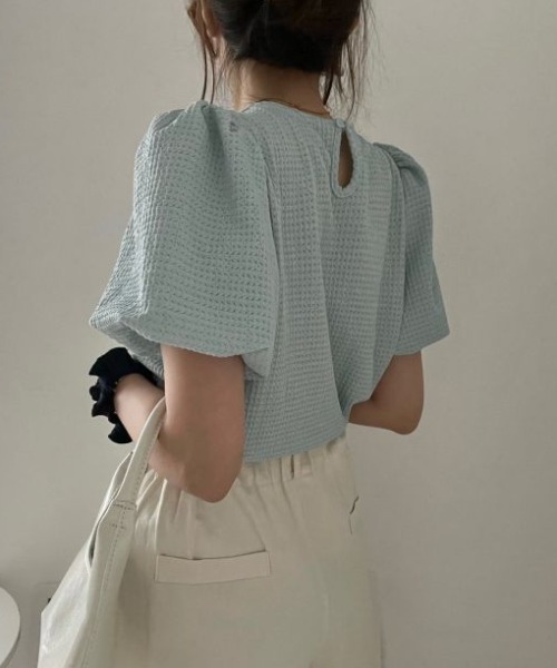 AMAJI(アマジ)の「ラウンドネック パフスリーブ ワッフルテクスチャ 半袖 トップス(Tシャツ/カットソー・レディース・ライトピンク/ライトブルー/ベージュ・FREE)」の6枚目の写真