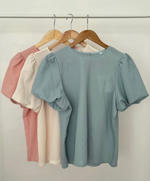 AMAJI(アマジ)の「ラウンドネック パフスリーブ ワッフルテクスチャ 半袖 トップス(Tシャツ/カットソー・レディース・ライトピンク/ライトブルー/ベージュ・FREE)」の4枚目の写真