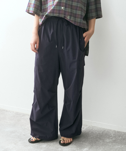 Spick & Span（スピックアンドスパン）の「SHEN TANAKA*S パラシュートパンツ（カーゴパンツ・レディース・ホワイト/ネイビー・38/36）」の2枚目の写真