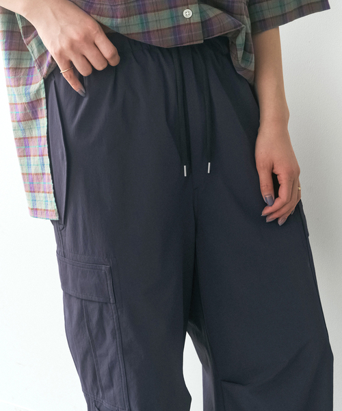 Spick & Span（スピックアンドスパン）の「SHEN TANAKA*S パラシュートパンツ（カーゴパンツ・レディース・ホワイト/ネイビー・38/36）」の13枚目の写真