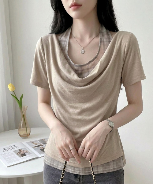 VIVID LADY(ビビッドレディー)の「シアーチェックホルターネック レイヤード風ドレープトップス(Tシャツ/カットソー・レディース・グレー/ベージュ/ネイビー・FREE)」の7枚目の写真