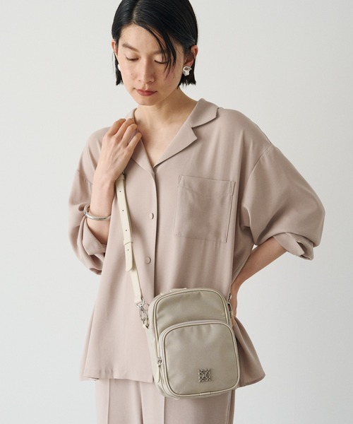 russet(ラシット)の「コーデュラナイロンスクエアショルダーバッグ(ショルダーバッグ・レディース・グレー系その他/ダークブラウン・FREE)」の2枚目の写真