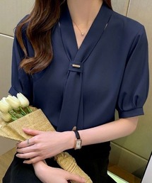 Beststore（ベストストア）の「「洗練された大人の気品」ゴールドメタルアクセント Vネック ボウタイ風シフォンブラウス　半袖（シャツ/ブラウス）」