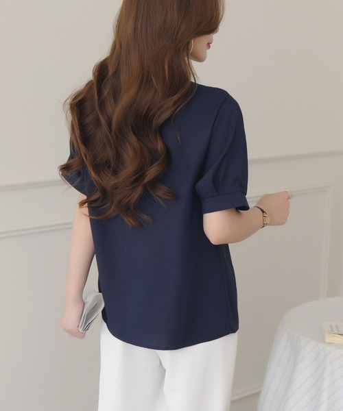 Beststore（ベストストア）の「「洗練された大人の気品」ゴールドメタルアクセント Vネック ボウタイ風シフォンブラウス　半袖（シャツ/ブラウス・レディース・ホワイト/ベージュ/ネイビー/ブルー・M/L）」の6枚目の写真