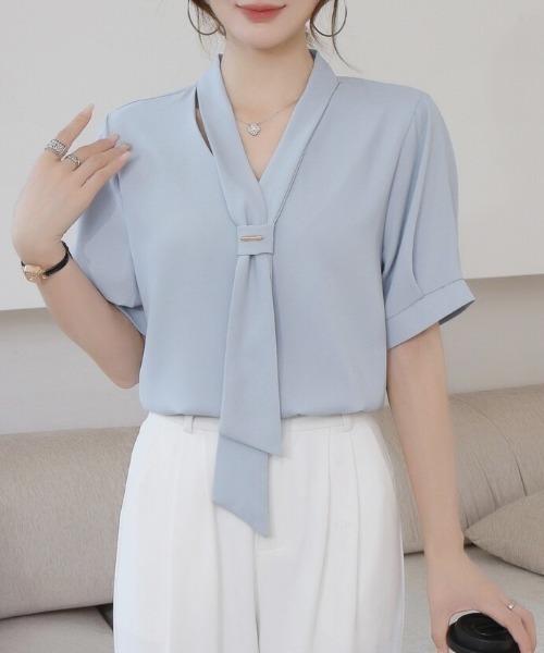 Beststore（ベストストア）の「「洗練された大人の気品」ゴールドメタルアクセント Vネック ボウタイ風シフォンブラウス　半袖（シャツ/ブラウス・レディース・ホワイト/ベージュ/ネイビー/ブルー・M/L）」の16枚目の写真