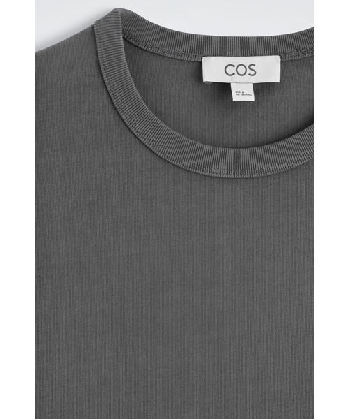 COS(コス)の「リラックス ウォッシュド コットンTシャツ(Tシャツ/カットソー・メンズ・グリーン/チャコール/ライトブルー・XL/S/M/L/XS)」の15枚目の写真