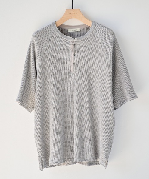 PUBLIC TOKYO(パブリックトウキョウ)の「サーマルヘンリーリラックスTシャツ /大人気/トレンド/夏服/コットン100%/ウォッシャブル/半袖(Tシャツ/カットソー・メンズ・グレー/オフホワイト/ブラック・1/2)」の1枚目の写真
