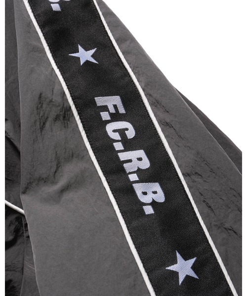 F.C.Real Bristol(エフシーレアルブリストル)の「NYLON CHAMBRAY PRACTICE HOODED JACKET(ブルゾン・メンズ・ブラック/オレンジ/チャコールグレー・MEDIUM/LARGE/SMALL/X-LARGE/XX-LARGE)」の8枚目の写真