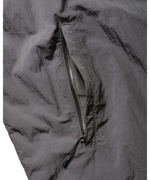 F.C.Real Bristol(エフシーレアルブリストル)の「NYLON CHAMBRAY PRACTICE HOODED JACKET(ブルゾン・メンズ・ブラック/オレンジ/チャコールグレー・MEDIUM/LARGE/SMALL/X-LARGE/XX-LARGE)」の9枚目の写真