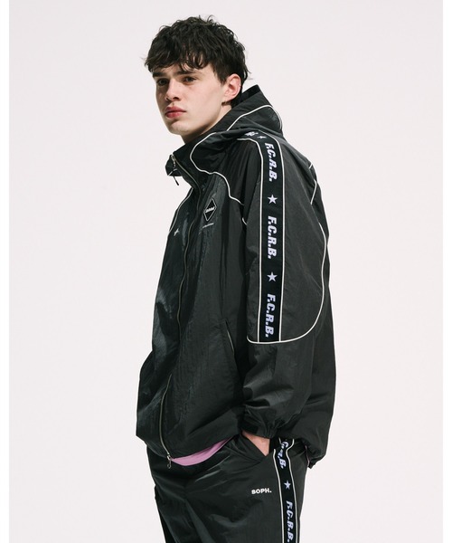 F.C.Real Bristol(エフシーレアルブリストル)の「NYLON CHAMBRAY PRACTICE HOODED JACKET(ブルゾン・メンズ・ブラック/オレンジ/チャコールグレー・MEDIUM/LARGE/SMALL/X-LARGE/XX-LARGE)」の4枚目の写真