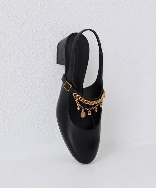 CHARLES & KEITH(チャールズ & キース)の「ダブルチェーン チャーム メリージェーン スリングバックパンプス(パンプス・レディース・オフホワイト/ブラック・23.5cm/24.5cm/22.5cm)」の3枚目の写真