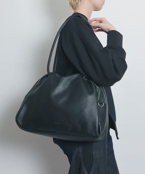 YArKA（ヤーカ）の「【YArKA/ヤーカ】real leather sharp & soft mix nuance boston bag L [sas3] / 直曲線のニュアンスボストンバッグ（トートバッグ・レディース・ブラック・FREE）」の4枚目の写真