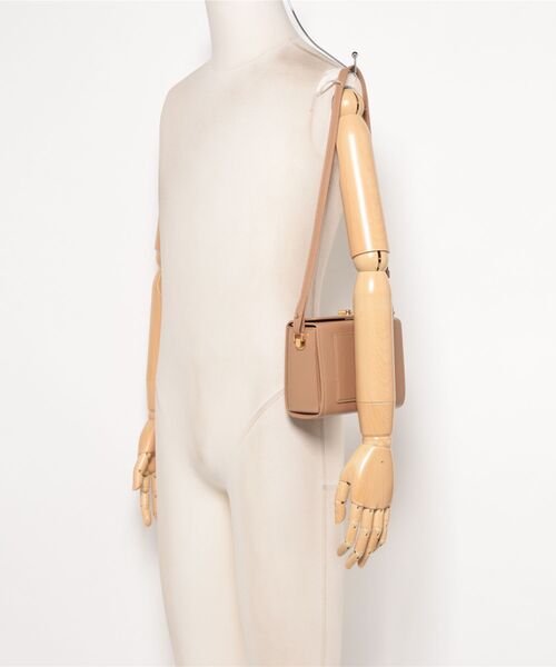 FURLA(フルラ)の「フルラ アルコ(Furla Arco) ミニショルダーバッグ(ショルダーバッグ・レディース・ブラック/モカ・ONE SIZE)」の3枚目の写真