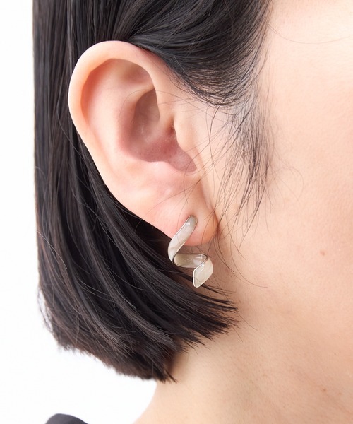 The Rule(ザルール)の「The Rule ザルール:YEN pierced earrings ピアス(ピアス(両耳用)・レディース・グレイッシュブルー/グレイッシュベージュ/ベージュ・FREE)」の7枚目の写真