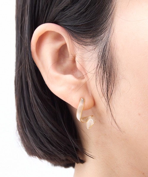 The Rule(ザルール)の「The Rule ザルール:YEN pierced earrings ピアス(ピアス(両耳用)・レディース・グレイッシュブルー/グレイッシュベージュ/ベージュ・FREE)」の5枚目の写真
