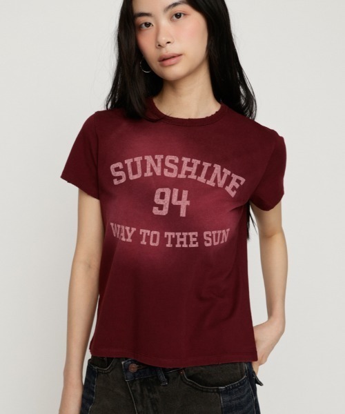 SLY（スライ）の「SPRAY OVER LOGO T/SH スプレーオーバーロゴトップス 秋服 春服 夏服（Tシャツ/カットソー・レディース・バーガンディー/ブルー/カーキ・FREE）」の3枚目の写真