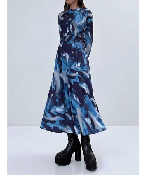 MURUA（ムルーア）の「サイドベルトタックフレアマキシワンピース　秋服（ワンピース・レディース・アイボリー/ブラック/ブルー・FREE）」の3枚目の写真