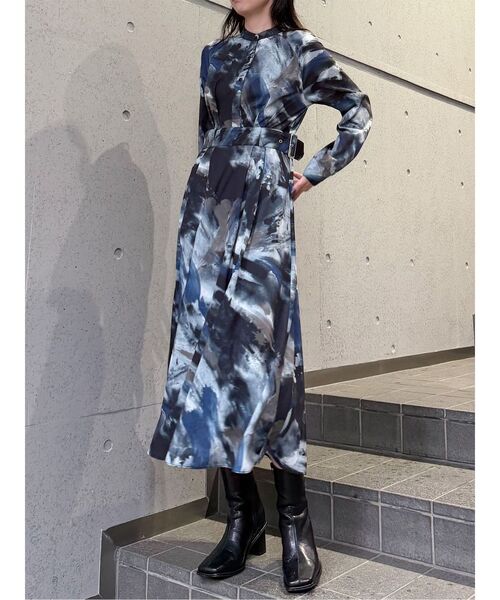 MURUA（ムルーア）の「サイドベルトタックフレアマキシワンピース　秋服（ワンピース・レディース・アイボリー/ブラック/ブルー・FREE）」の10枚目の写真